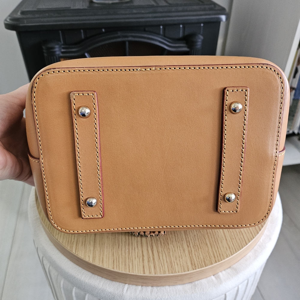 🚫❌️SOLD! Dooney & Bourke Serena Tan & Green Drawstring Bucket Bag/ Wristlet - Picture 5 of 9